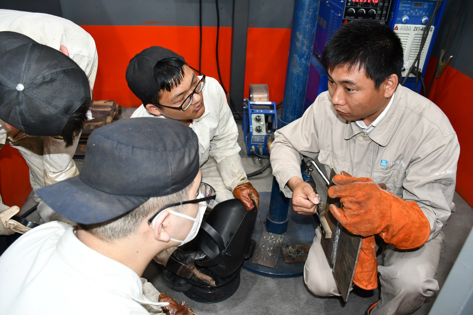 劳模进校园——中建钢构焊接大师邱明辉来校做技术交流