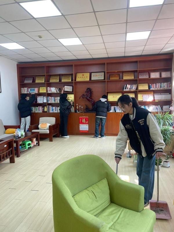 三月春风暖，雷锋精神传