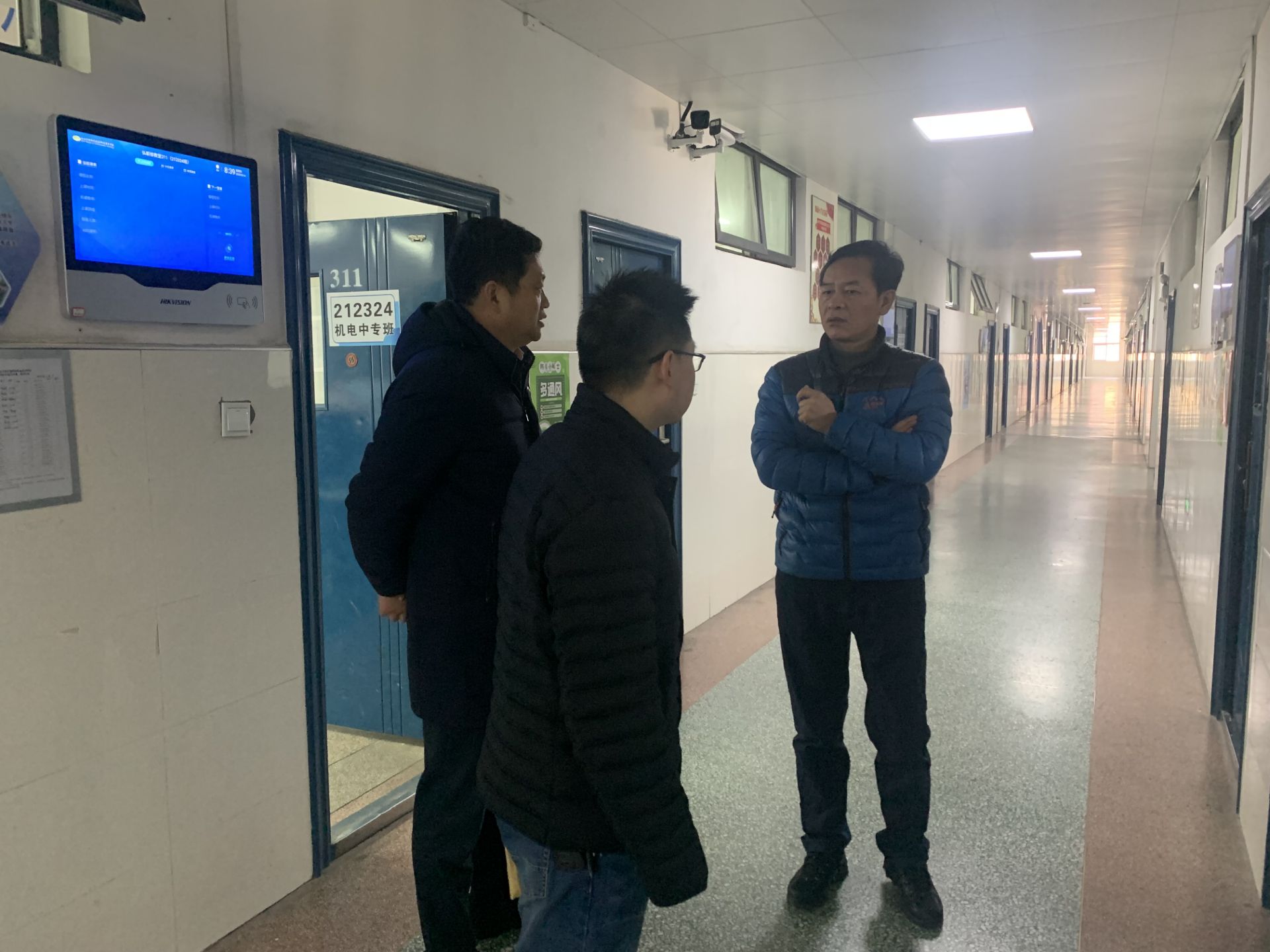 新学期开学第一周学校领导率队开展教学秩序集中巡查