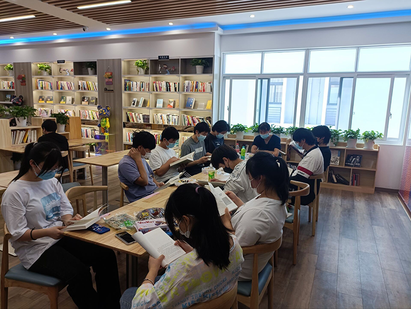 机电工程学院组织留校学生开展“经典润泽生命、 好书伴我同行”活动