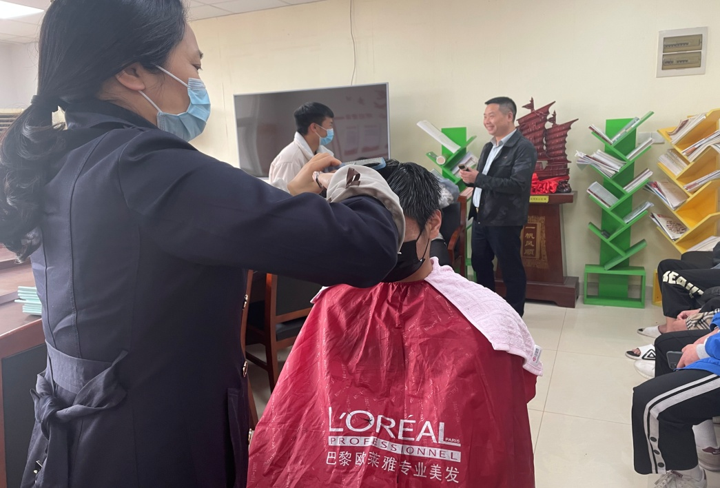 关爱从“头”开始,院长化身“托尼”老师