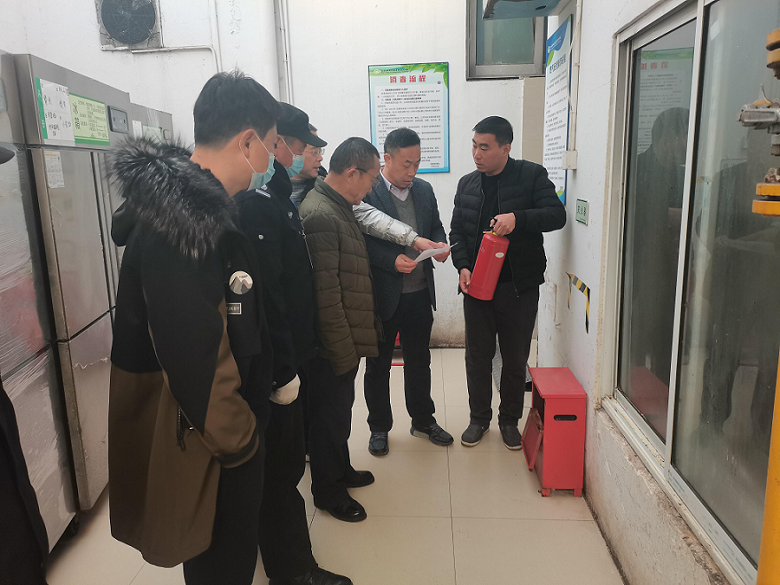 学校开展寒假前校园安全检查，强化校园安全