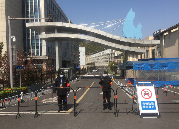 严把学校出入关 筑牢疫情防控网