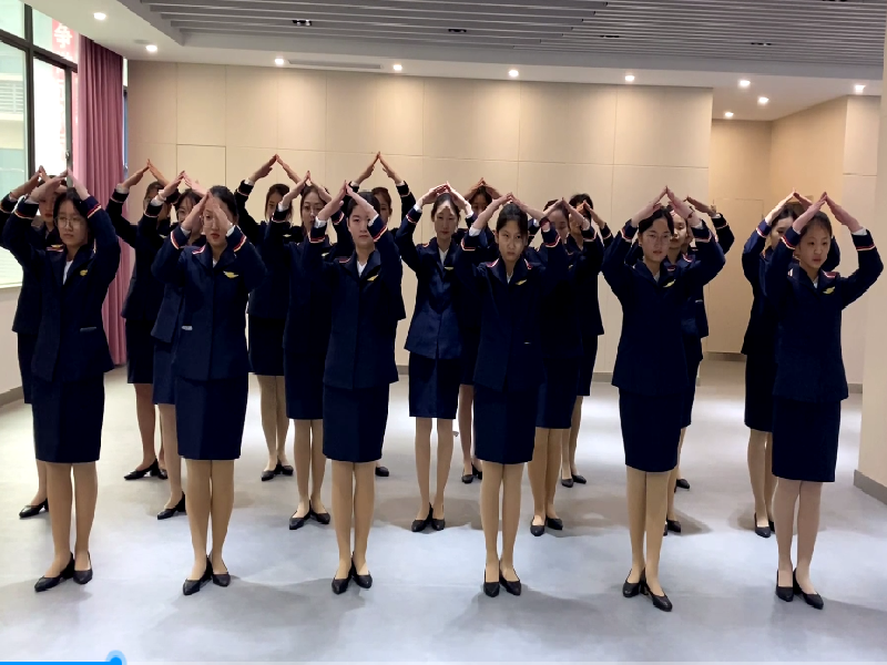 青年寄语润红心 百载峥嵘励壮志