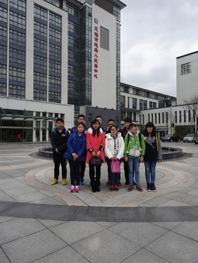 向弱势儿童献上爱心，为折翼天使插上翅膀