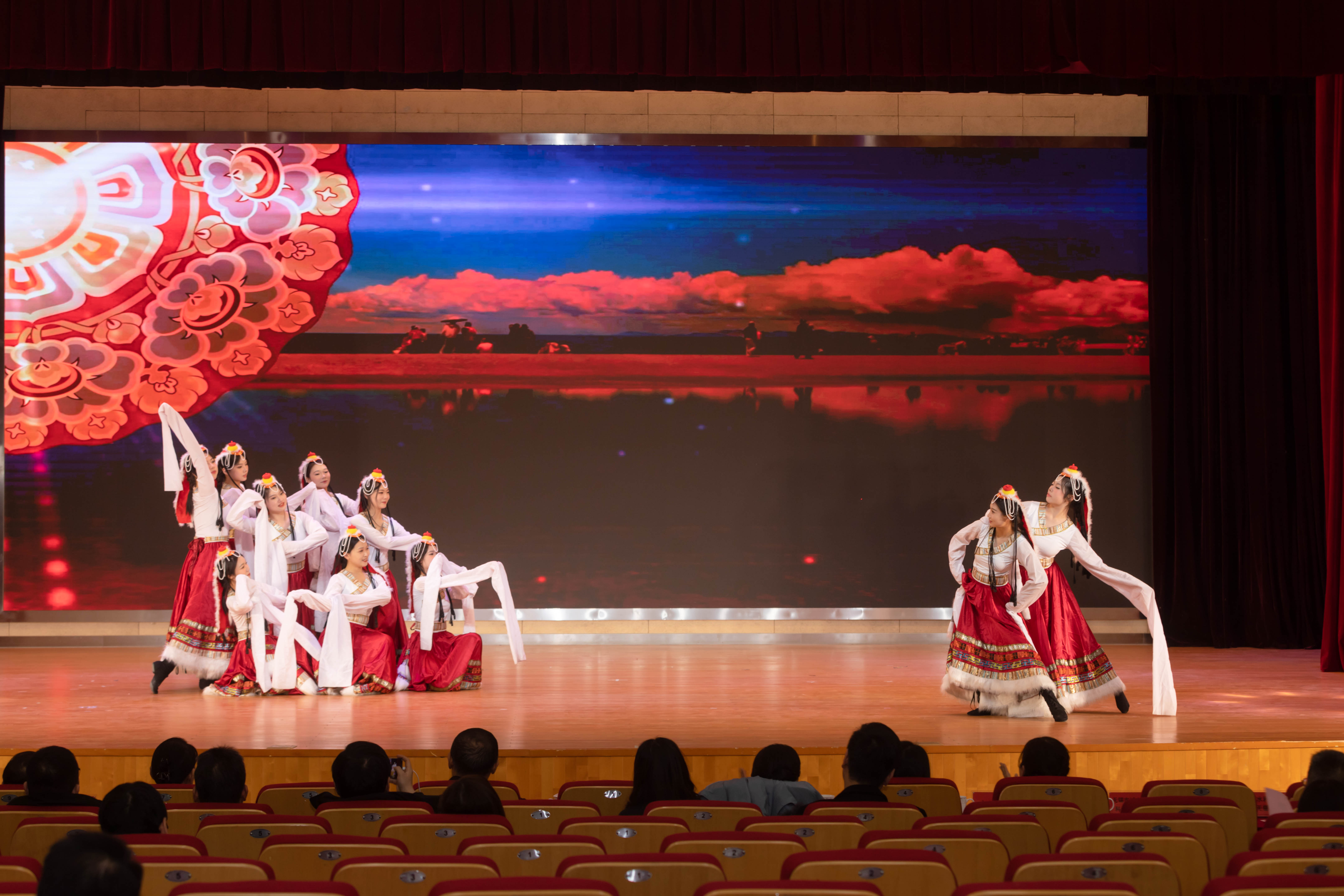 龙腾舞跃迎新春 校外巡演绽芳华——学校舞蹈团连续三次精彩亮相校外演出活动