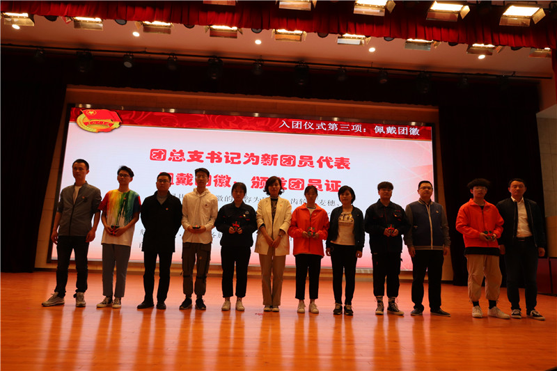 各团总支书记为新团员代表佩戴团徽，颁发团员证_副本.jpg