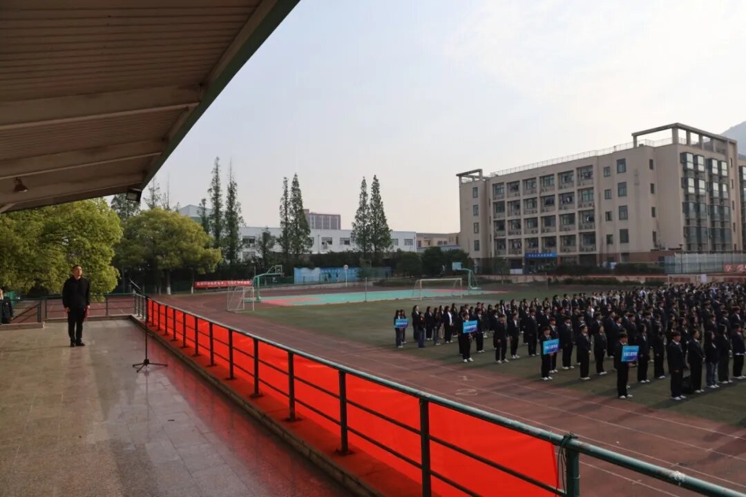 学校组织开展五四主题升旗仪式