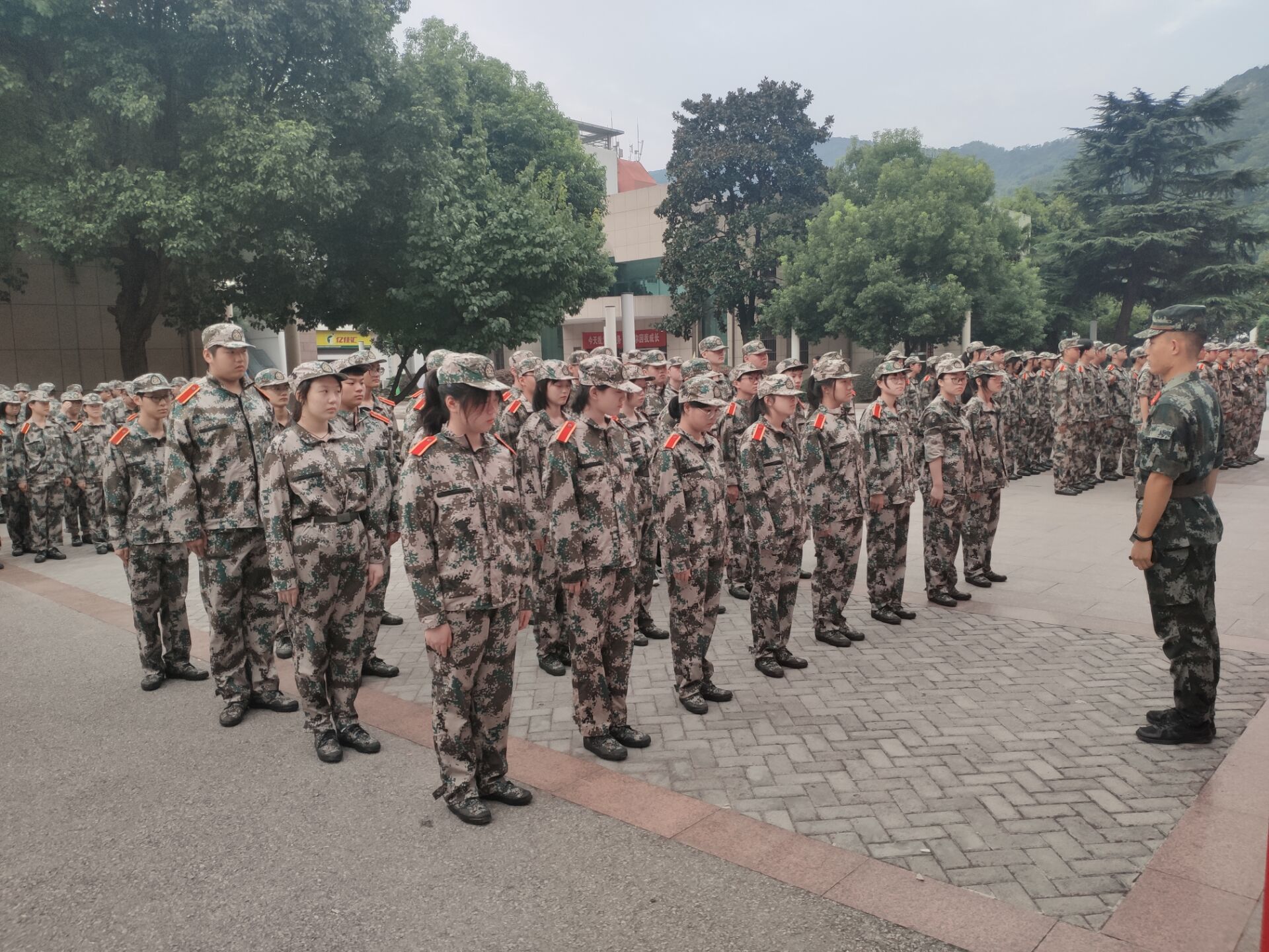 骄阳似火励众志，正步齐迈壮豪情 ——信息管理学院2020级新生军训进行时