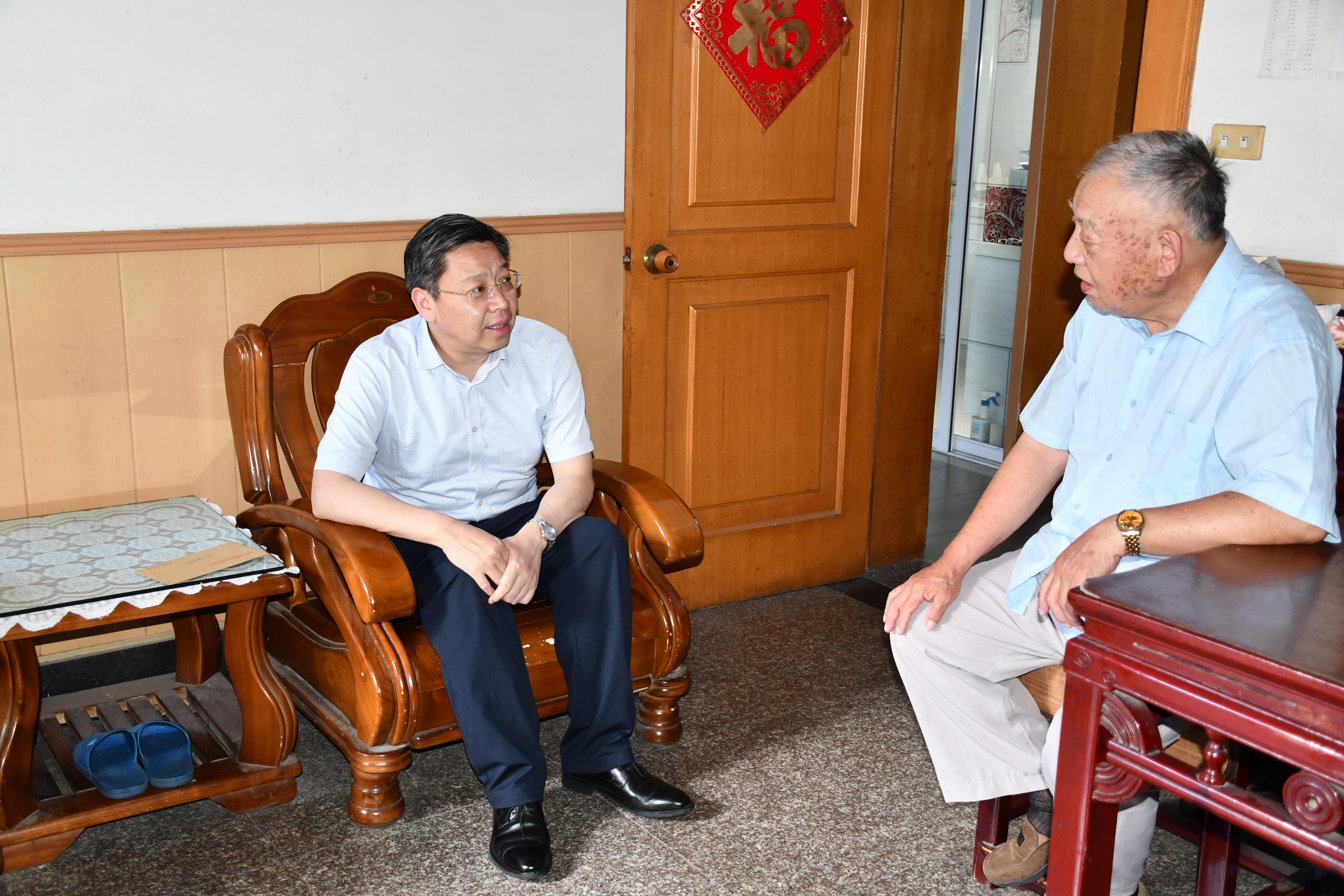 学校“七一”前走访慰问生活困难党员和老党员