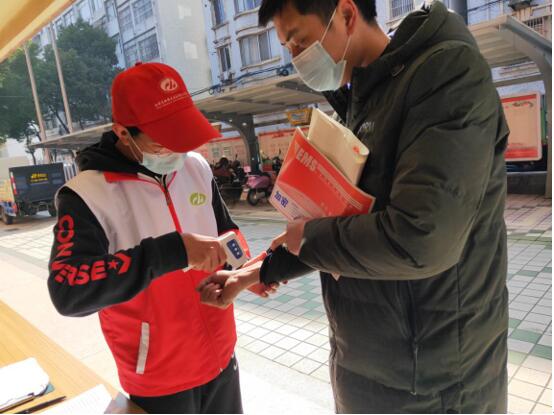 学院志愿者参与党建联盟钱桥社区志愿服务