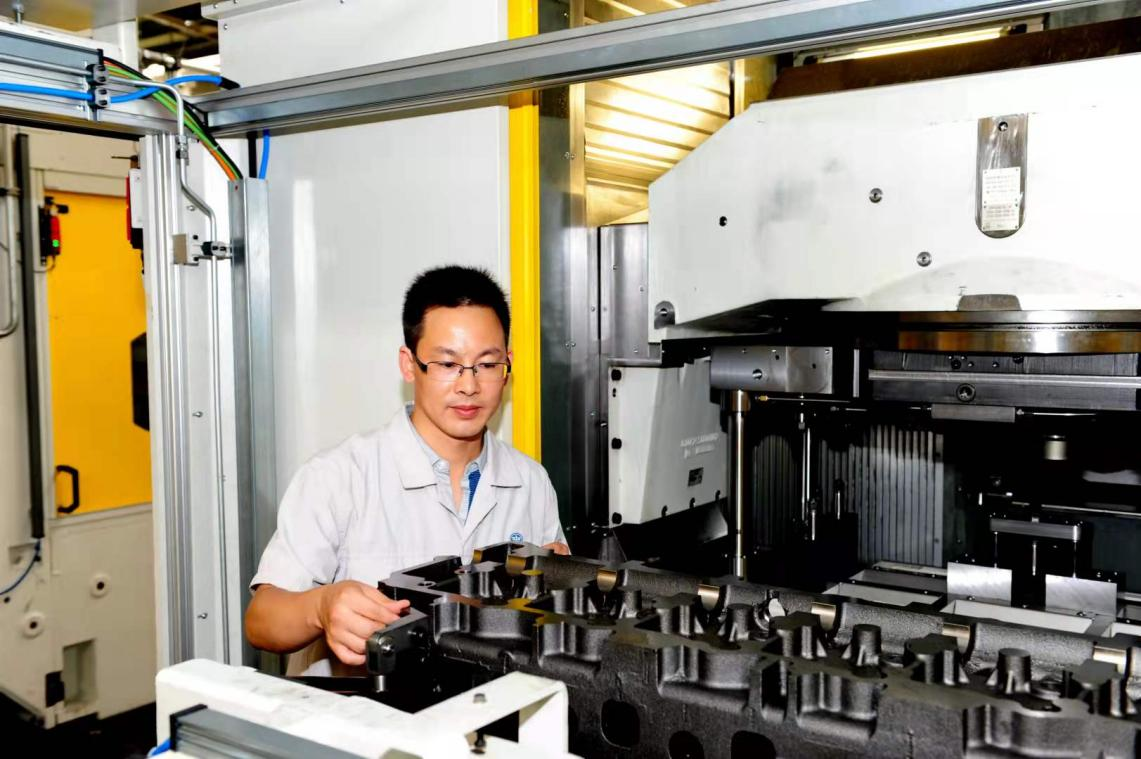 江苏省五一劳动奖章获得者黄成来校开展“劳模工匠进校园”宣讲活动